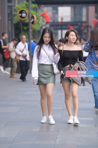 街拍小短裙女孩