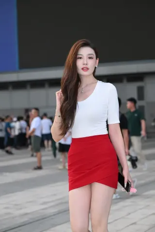 查看完整内容：亮眼红裙小姐姐（完整版） - 共4张图片