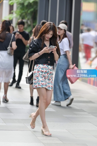 街拍高腰花裙子美姐