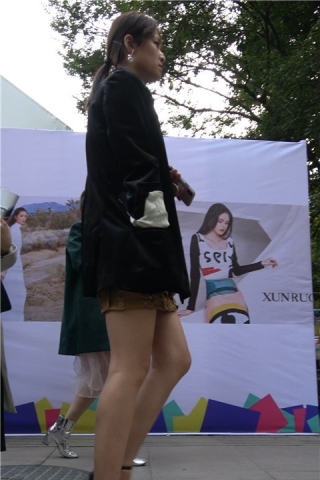 4K - 金色短裙街拍美腿高跟鞋美女姐姐 [1.00 GB/MP4]（视频版）