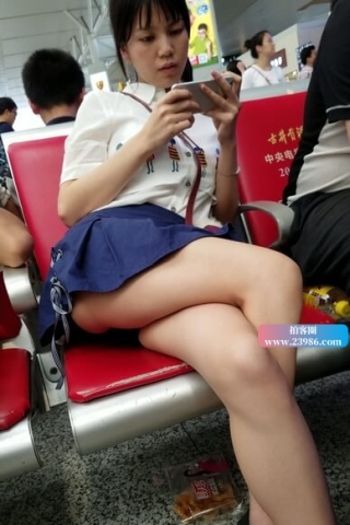 查看完整内容：4K - 超短裙美腿小姐姐真甜美（视频版） - 共12张图片