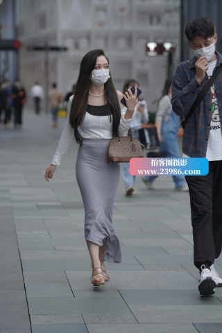 街拍灰色长裙美女姐姐