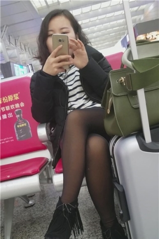 查看完整内容：4k-只顾低头玩手机的黑丝性感美女（视频版） - 共6张图片