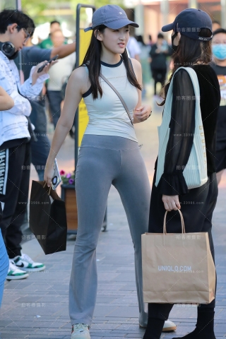 【玻璃街拍】灰色紧身裤小妹