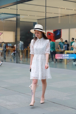 街拍白色连衣裙美眉