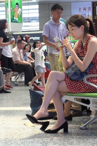 查看完整内容：4K - 嫩妹情挑高跟，雪足黑鞋，远比光脚来得诱人 [2.53 GB/MP4]（视频版） - 共9张图片