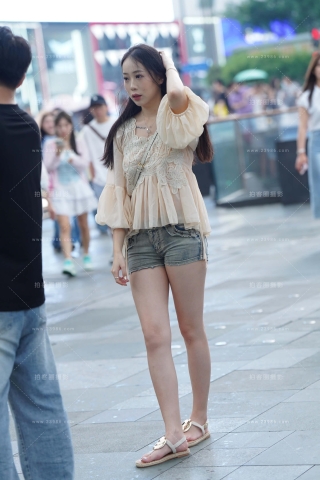 街拍穿凉鞋的热裤女孩子