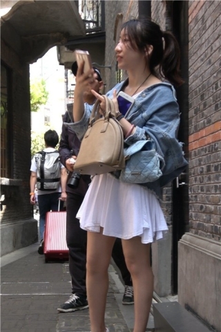 4K - 白色连衣裙性感街拍高跟美女 [2.02 GB]（视频版）