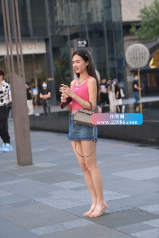 极品牛仔短裙美腿小姐姐