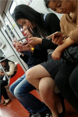 4k视频，地铁拍摄黑裙美腿气质小姐姐（视频版）