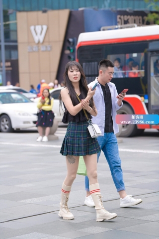 街拍短裙小姐姐