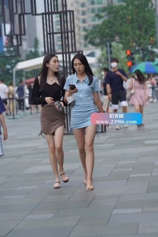 一对短裙姐妹花