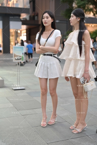 街拍美腿百褶裙气质小姐姐