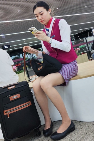 4k视频航站楼偶遇南航rou丝空姐下班换鞋（视频版）