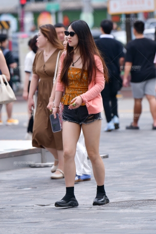 ★逛街牛仔热裤美女