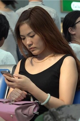 查看完整内容：4K - 候车室拍摄的人字拖妹子 [2.41 GB/MP4]（视频版） - 共8张图片