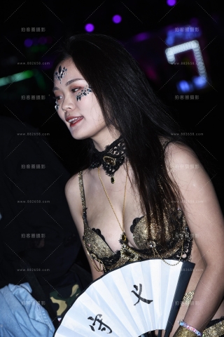 妹妹膝盖上两个褪不去的疤痕