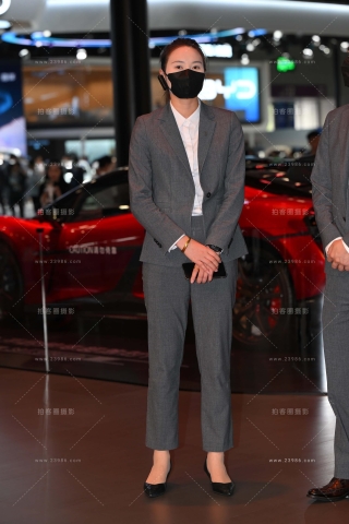 西装外套，长裤的仰望u8销售顾问