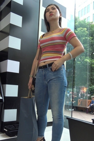 4K - 街拍极品气质牛仔高跟美女 2 [1.03 GB]（视频版）