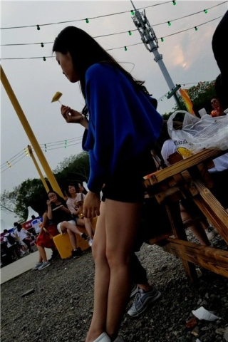 超清4K视频、白皙美腿小短裙蓝衣姑娘（视频版）