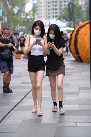 小姐姐只看手机不看路