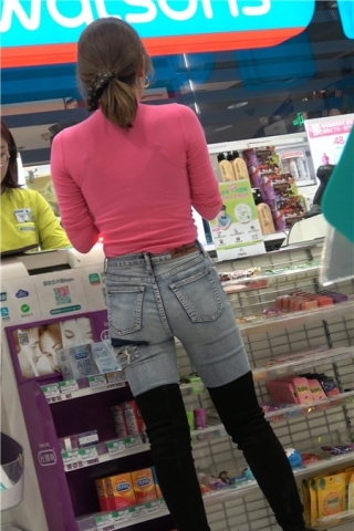 4K极品性感身材紧身牛仔裤辣妈 [2.30 GB]（视频版）