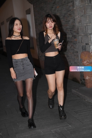 街拍牛仔短裙妹子