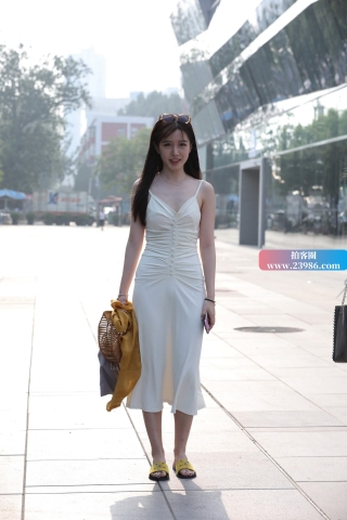 街拍吊带长裙气质大美女