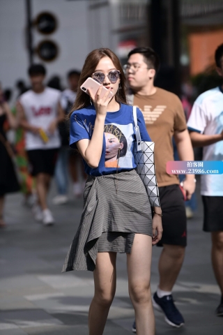 酷酷的蓝色T恤街拍美女