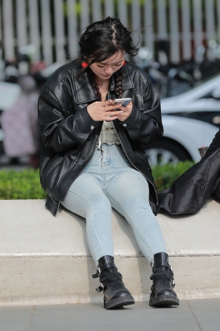 浅蓝牛仔裤女友