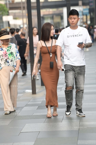 街拍棕色吊带裙魅力女友