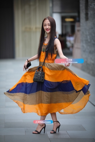 长裙美女 诠释青春甜美的风采