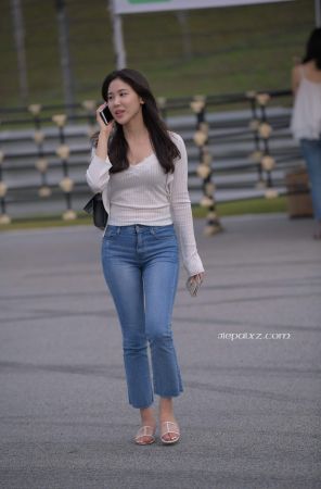 查看完整内容：街拍紧身蓝牛气质美女 - 共20张图片