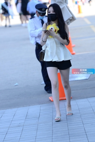 抱着公仔的小姐姐