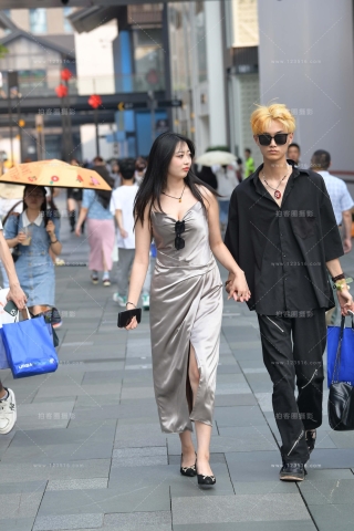 街拍吊带长裙微胖女盆友