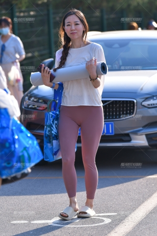 ★腼腆瑜伽裤美女