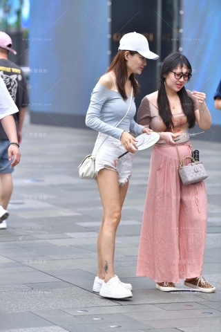 街拍白热裤，白鞋，白帽子美眉