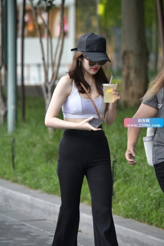 性感喇叭长裤美女