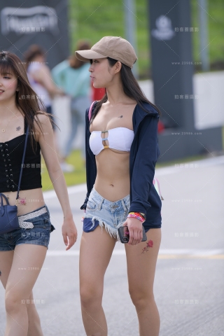 超短热裤鸭舌帽美女