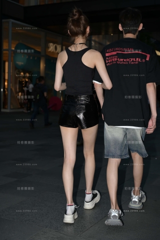 夜拍皮热裤美腿清凉妹纸