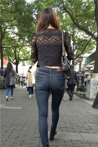 查看完整内容：4K 蕾丝衣街拍紧身牛仔性感美女 [1.01 GB]（视频版） - 共10张图片