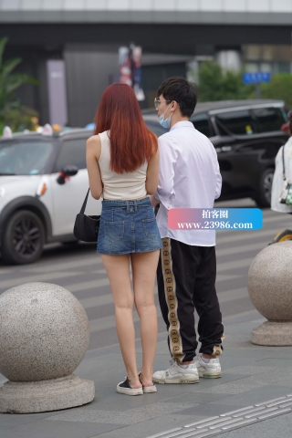 抓拍牛仔短裙小姐姐
