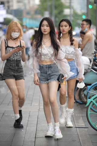 街拍牛仔热裤气质小仙女