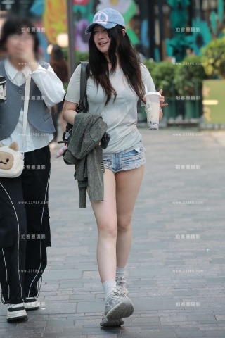 蓝色牛仔热裤小妹