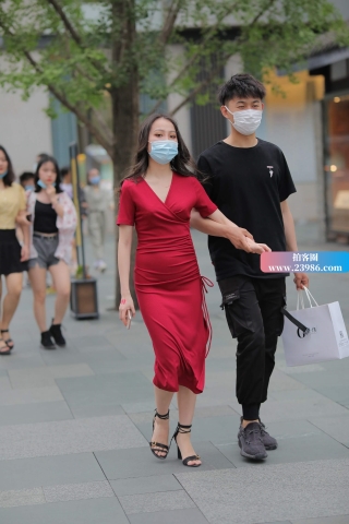 街拍贴身红裙女友
