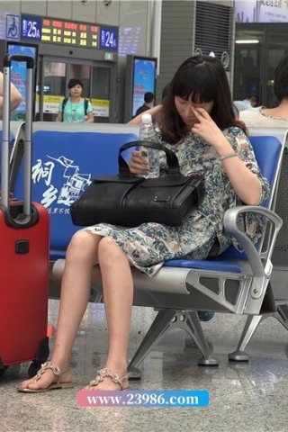 查看完整内容：4K - 花裙子凉鞋姑娘 [3.51 GB/MP4]（视频版） - 共9张图片