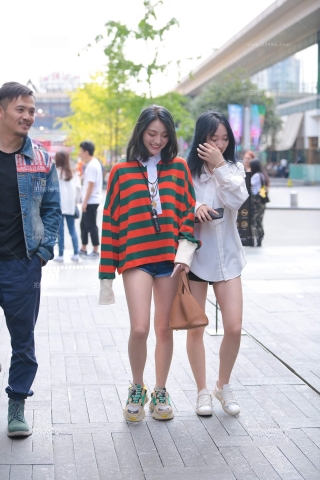 热裤小姐姐与闺蜜