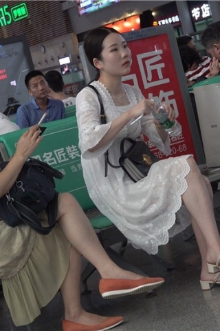 查看完整内容：白色长裙美足凉高跟美女 [2.57 GB/avi] （视频版） - 共10张图片