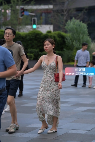 碎花裙街拍美女
